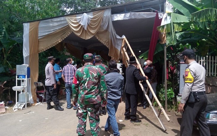 Tim Satgas penanganan Covid-19 baik dari anggota Koramil 03/Mojosongo Kodim 0724/Boyolali, Polsek Mojosongo, Satpol PP dan perangkat Desa Metuk, Kecamatan Mojosongo, Kabupaten Boyolali dengan terpaksa membubarkan acara resepsi hajatan pernikahan keluarga Paryadi (43) Dukuh Nyamplung Rt.02/Rw.04 Desa Metuk Kecamatan Mojosongo, Kabupaten Boyolali. Minggu ( 24/01).