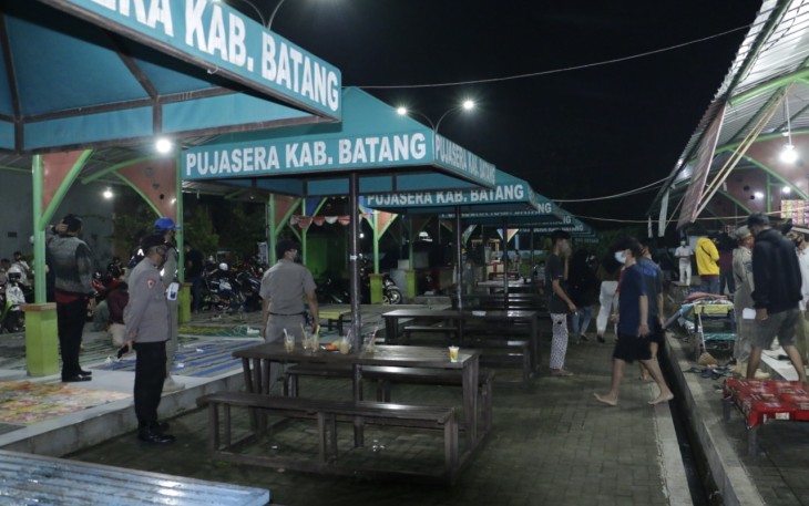 Tim Satuan Tugas Penanganan dan Pengendalian Covid-19 Kabupaten Batang Jawa Tengah Membubarkan Kerumunan Orang dan Menindak Sejumlah Pelaku Usaha Yang Melebihi Kegiatan Ekonomi Pukul 20 00 WIB Diwilayah Kecamatan Batang