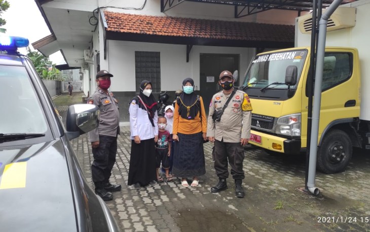 Anggota Polsek Gemuh Kawal Pengambilan Vaksin Covid-19