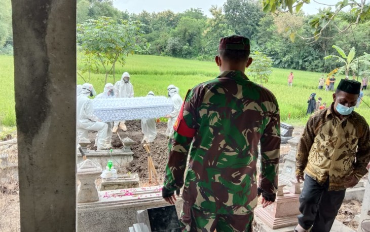 Babinsa Desa Sambi Koramil 10/Sambi Kodim 0724/Boyolali Sertu Dwi Haryanto melaksanakan pendampingan kegiatan pemakaman secara protokol kesehatan