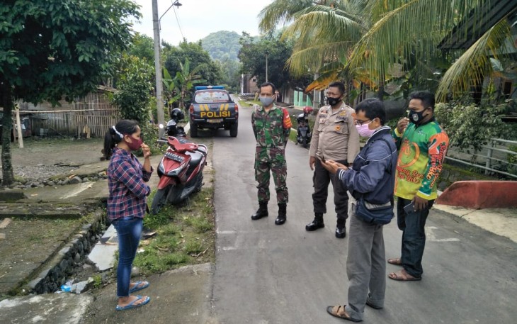Babinsa Wonosegoro Koramil 17/Wonosegoro Kodim 0724/Boyolali Sertu Budi Catur, Babinkamtibmas Polsek Wonosegoro Aipda Cahyo, Bripka Heru beserta Kepala Seksi Seksi Ketentraman dan Ketertiban  Kecamatan Wonosegoro Siswanto beserta puskesmas Wonosegoro melaksanakan tracking Pasien Covid-19. Senin (25/01)