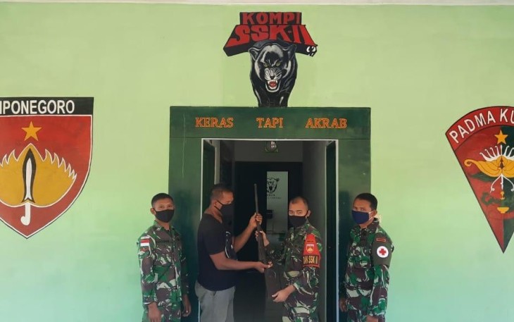 Pos Sei Mawang II Satgas Pamtas RI-Malaysia Yonif 407/PK terima senjata api rakitan laras panjang jenis penabur oleh masyarakat perbatasan yang diserahkan secara sukarela.