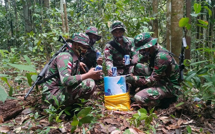 Satgas Pamtas RI-MLY Yonif 407/PK kembali berhasil menggagalkan penyelundupan barang terlarang dari Malaysia. Kali ini, puluhan kaleng miras berhasil diamankan dijalan tikus Desa Nanga Bayan Kec. Ketungau Hulu Kab.Sintang, Kalimantan Barat.