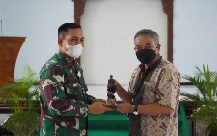 Dr Aqua Dwipayana Menerima Cidera Mata Dari Danrem 071/Wijayakusuma Kolonel Inf Dwi Lagan Safrudin SIP