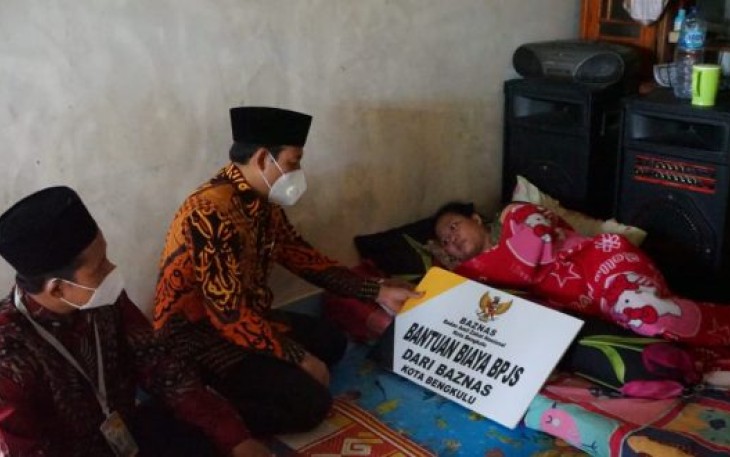 Wakil Walikota Bengkulu Dedy Wahyudi Saat Memberikan Bantuan Biaya BPJS Kepada Linda Warga Tanjung Agung Kota Bengkulu