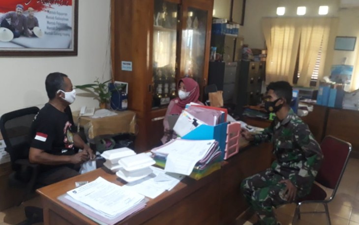 Babinsa Joyontakan Koramil 03 Serengan Kodim 0735 Surakarta Melaksanakan pengecekan dan mediasi atas laporan warga binaan khususnya di Rt.05/II, Kel. Joyotakan yang menolak berdirinya pedagang Kaki Lima Warung Mie & Bakso di Jl. Rebab Rt.05/II, (29/01) 