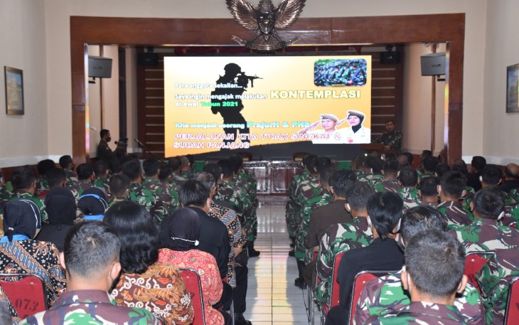 Komandan Korem 073/Makutarama Kolonel Inf Ari Yulianto, S.I.P, berikan pengarahan atau jam Komandan kepada prajurit dan PNS Korem 073/Makutarama, bertempat diaula Makorem, jalan diponegoro No. 28 Salatiga, Jawa Tengah. Jumat (29/1/2021).