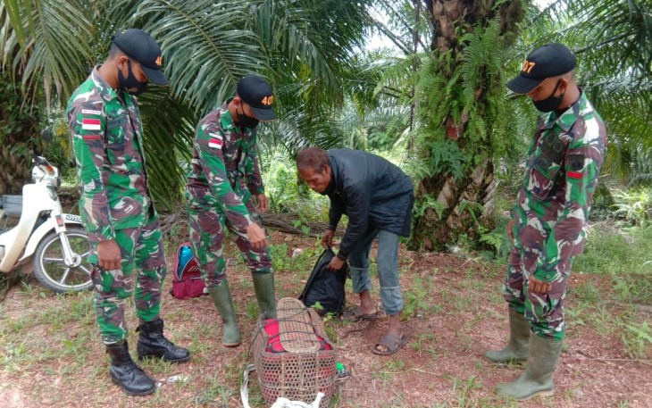 Anggota Satgas Pamtas RI-MLY Yonif 407/PK berhasil menggagalkan lima (5) orang Pekerja Migran Indonesia (PMI) non prosedural yang akan masuk ke wilayah Malaysia melalui jalan tidak resmi/Jalan tikus di wilayah  Kecamatan Badau, Kabupaten Kapuas Hulu, Kalbar. Jumat kemaren (29/01/2021).