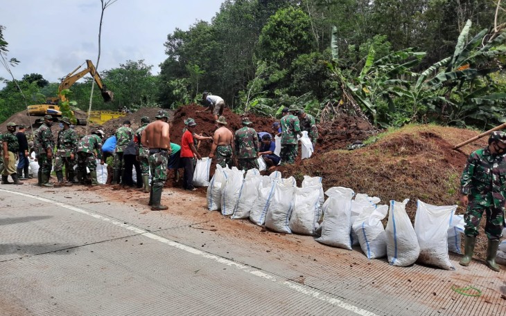 Kodim 0715/Kendal bersama Banser Kab. kendal bergerak cepat menyiapkan karung tanah