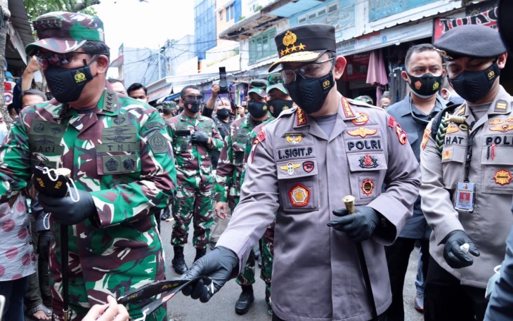 Panglima TNI Marsekal Hadi Tjahjanto bersama Kapolri Jenderal Listyo Sigit Prabowo membagikan masker di Tanah Abang Jakarta Pusat, Minggu (31/1).
