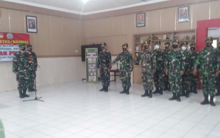 Dandim 0715/Kendal Letkol Inf Iman Widhiarto, S.T. saat memimpin serah terima jabatan Danramil dan Perwira Staf  Kodim 0715/Kendal di Makodim,  Selasa 5/1/2020.
