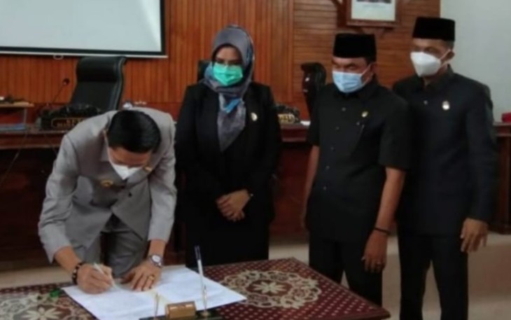 DPRD Kaur Sahkan 8 Perda dan APBD 2021