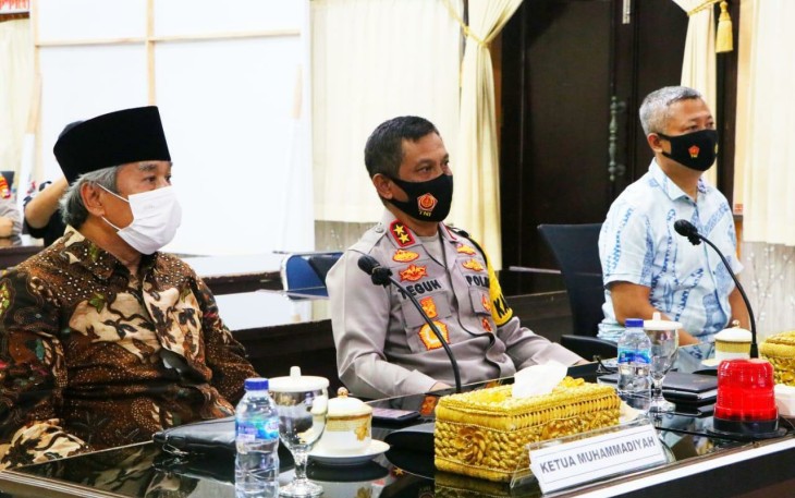 Kapolda Bengkulu Irjen Pol.Drs. Teguh Sarwono, M,Si Saat Mengikuti Vicon Bersama Ketum PP Muhammadiyah 