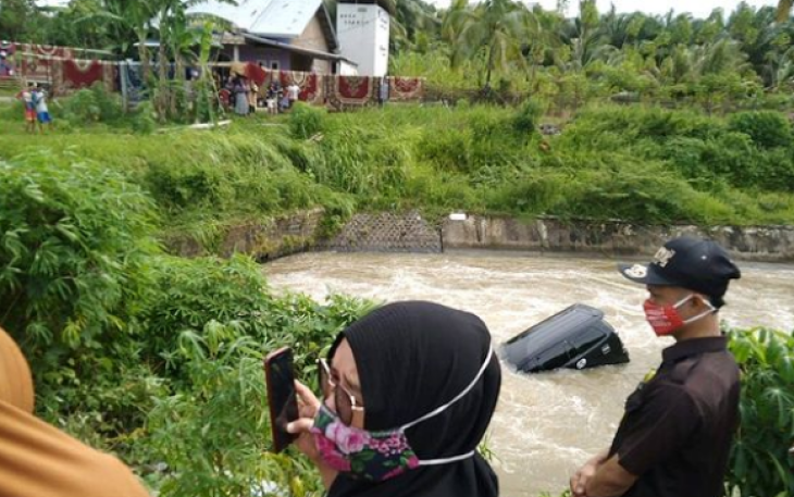 Polres Seluma Bersama Warga Evakuasi Mobil yang Masuk Bendungan Seluma