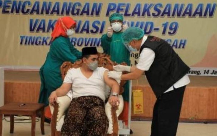 Wagub Yasin Saat Melaksanakan Vaksinasi di RSUD Tugurejo Semarang
