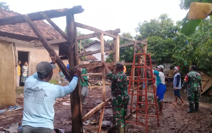 Rumah Sunarto Mulai Diperbaiki Dengan Bergotong Royong