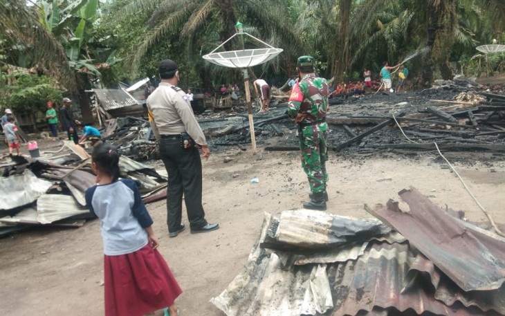 Bhabinkamtibmas dan Bhabinsa serta Warga Desa XIV Gotong Royong Padamkan Api