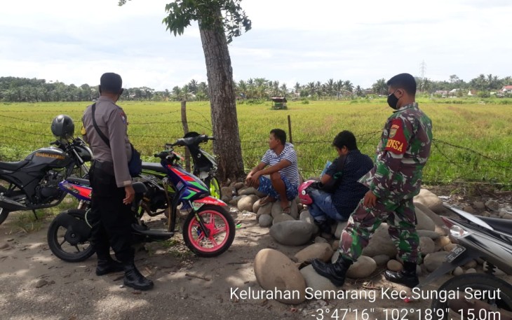 Bhabinkamtibmas dan Babinsa Beri Imbauan Untuk Patuhi Prokes Covid-19