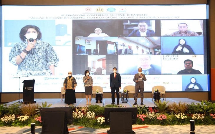 Hari pertama Konferensi Internasional “Tackling The COVID-19 Pandemic : Health Economics Diplomacy And Social Perspectives yang digelar Ikatan Keluarga Alumni Unpad di Bandung Jawa Barat (23/2) Dari kiri ke kanan : Dr dr Brian Sri Prahastuti MPH. TAU (Kantor Staff Presiden) Shanti Shamdasani (KADIN) MQ Iswara (Sekjen IKA Unpad) dan Junico BP Siahaan (DPR RI)