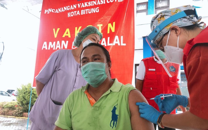 Salah Satu Wartawan Menerima Vaksin