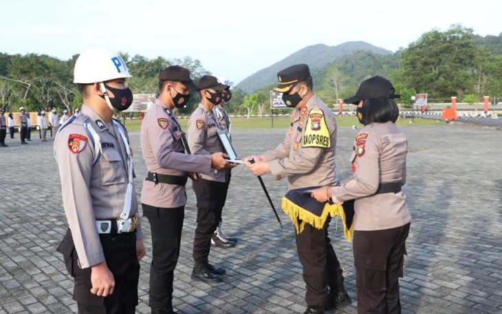 Polres Lingga Saat Gelar Upacara Pemberhentian Tidak Homat (PTDH) Kepada Personil Polres Lingga di Lapangan Apel Polres Lingga