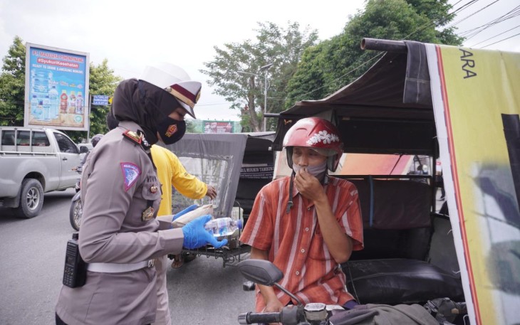 Kasat Lantas Bagikan Masker dan Nasi Bungkus