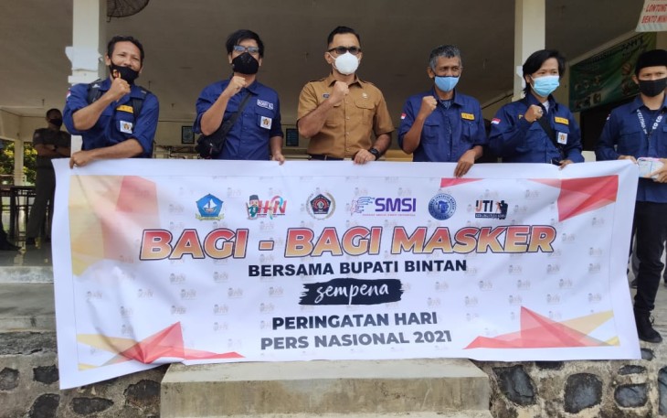 Pemkab Bintan Bersama SMSI dan PWI Bagi Masker serta Sembako ke Masyarakat