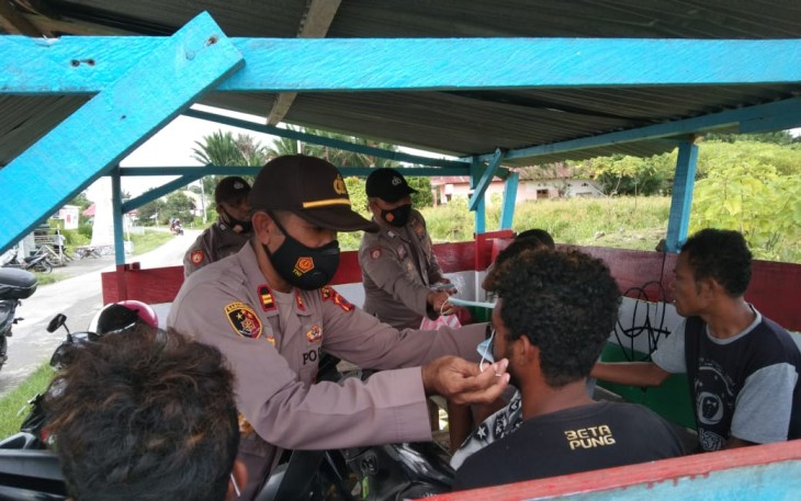 Polsek Piru Saat Melakukan Operasi Yustisi Sekaligus Membagikan Masker Kepada Komunitas Ojek