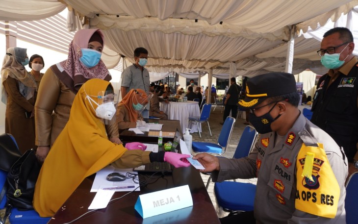 Kapolres Tebingtinggi AKBP Agus Sugiyarso S.IK Saat Melakukan Vaksinasi