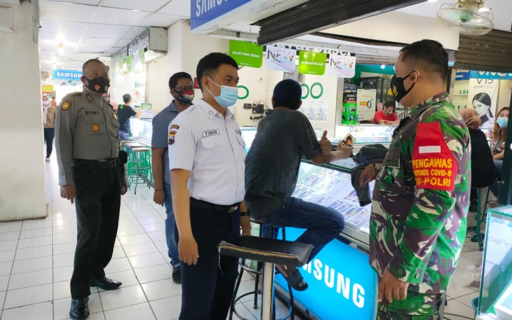 Babinsa Kelurahan Kemlayan Koramil 03 Serengan Kodim 0735 Surakarta Koptu Catur Handoko Melaksanakan Pengecekan PPKM Bersama Bhabinkamtibmas Aiptu Sarjono dan Securit di Matahari Singosaren Plaza 