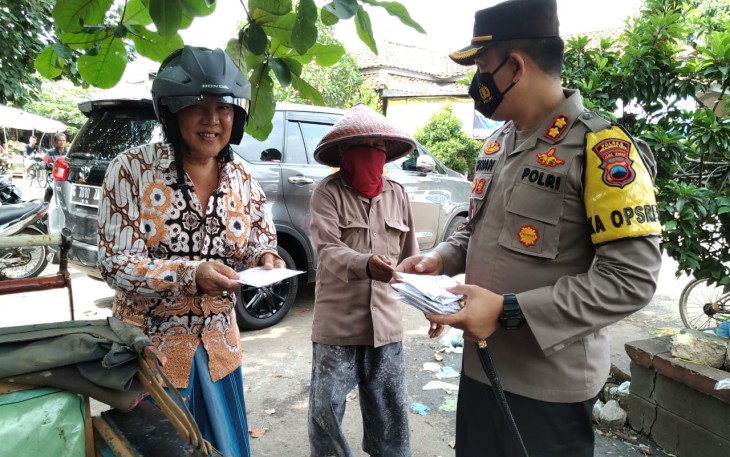Kapolres Pekalongan Kota AKBP M. IRWAN SUSANTO, S.I.K., S.H., M.H., membagikan masker kepada masyarakat