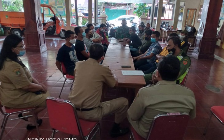 Sertu Sanyoto dan Kopda Dede Herman Babinsa Kelurahan Sondakan Ramil 01/Laweyan Kodim 0735/Surakarta melaksanakan pembinaan kepada anggota Linmas Kelurahan Sondakan.