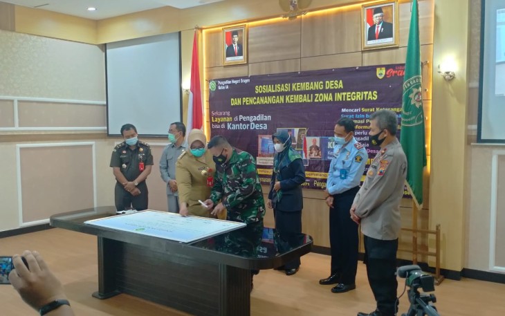 Mayor Inf Wijiono ( Kasdim 0725/Sragen) menandatangani  Pencanangan Zona Integritas sekaligus Sosialisasi Program Aplikasi Kemitraan Membangun Desa (Kembang Desa)