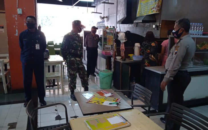 Anggota TNI dari Koramil 05 / Pasar Kliwon kodim 0735 Surakarta Sertu Sunarno bersama Polsek Pasarkliwon mengajak dan menghimbau pedagang dan pengunjung di pusat perbelanjaan untuk terus menerapkan disiplin Protokol Kesehatan Covid-19 di wilayah kecamatan Pasar Kliwon,Surakarta.