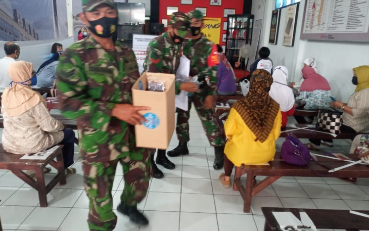 Danramil 06/Ngaglik Kapten INF Arly Iskandar, dalam kegiatan tersebut Danramil didampingi TNI 5 personel Polri 1 personel, Trantib 2 personel dengan sasaran lokasi adalah Tempat Terapi Kesehatan Choyang Dayu jl Kaliurang km 8 Sinduharjo Kapanewon Ngaglik. Jumlah masker yang dibagikan sebanyak 110 masker.