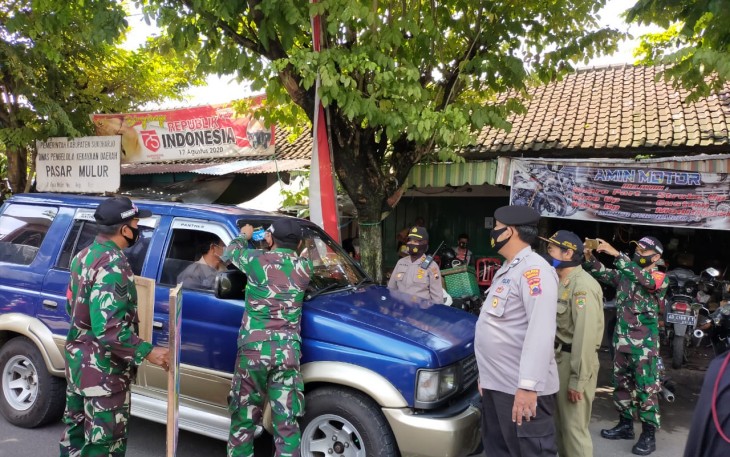 Aparat Gabungan dari Koramil, Polsek dan Satpol PP tampak sedang melaksanakan Operasi Yustisi dan kampanye kreatif Penegakan Protokol Kesehatan.