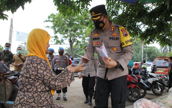 Kapolres Pekalongan Kota Polda Jateng AKBP M. IRWAN SUSANTO, S.I.K., S.H., M.H., membagikan masker kepada masyarakat Kota Pekalongan, Selasa (02/02/2020).