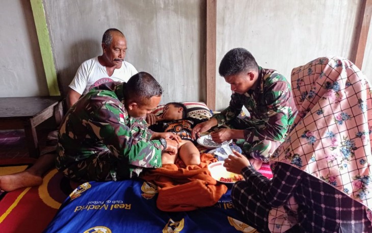 RI-MLY Yonif 407/PK Pos Kout menggelar kegiatan khitanan door to door untuk warga yang kurang mampu di Dusun Entebak, Desa Senaning, Kecamatan Ketungau Hulu, Kabupaten Sintang, Kalimantan Barat. Selasa (02/02/2021)