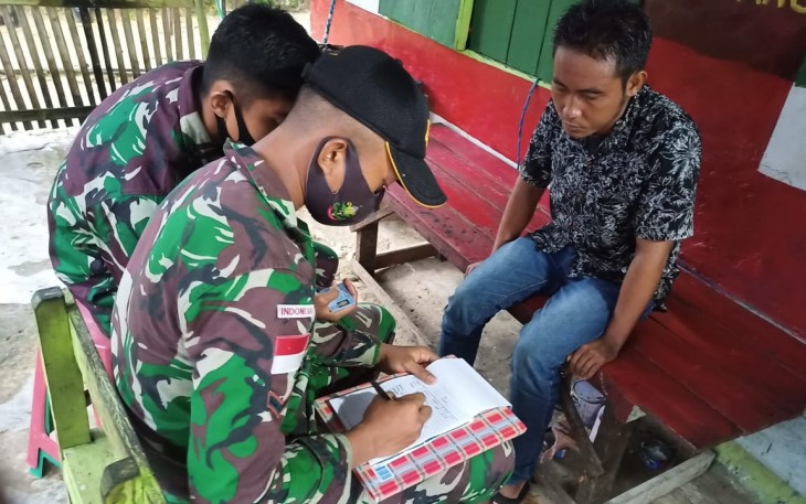 Satgas Pamtas RI-MLY Yonif 407/PK mengamankan 4 Pekerja Migran Indonesia (PMI) Non Prosedural yang akan masuk ke Serawak Malaysia melalui jalur tikus di Dusun Waksepan, Desa Jasa, Kecamatan Ketungau Hulu, Kabupaten Sintang, Kalimantan Barat.