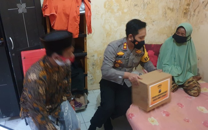AKBP Fahmi Arifrianto, SH, SIK, MH, M.SI, Kapolres Banjarnegara memberikan bantuan kepada nenek yang videonya viral karena melakukan pencurian di pasar