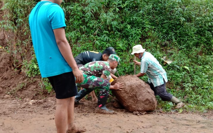 Babinsa Desa Sangu banyu Kodim 0736/Batang Koptu Dodik bersama warga Dusun Pesanggrahan adalah melakukan kerja bhakti pembersihan tanah dan batu.  