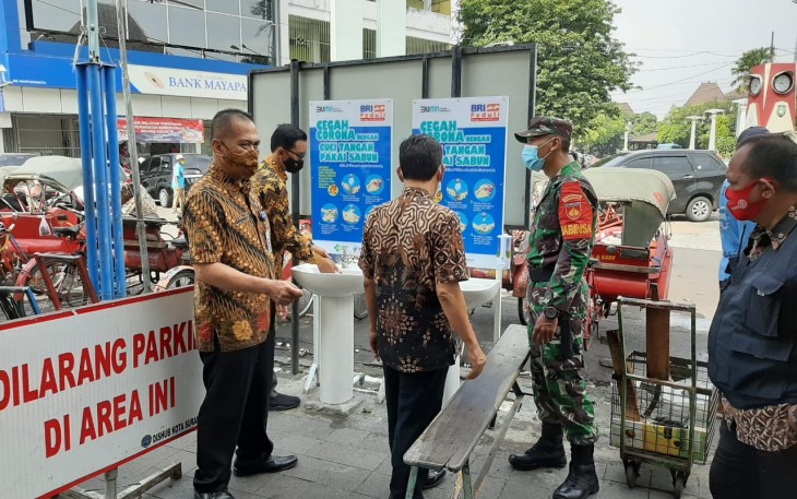 Serda Hidayat Kurniawan selaku Babinsa Kelurahan Sudiroprajan Koramil 04 Jebres Kodim 0735/Surakarta bersama instansi terkait bangun kesadaran para pedagang dan pengunjung pasar agar tetap konsisten dalam menjalankan protokol kesehatan diwilayah Pasar Gede Jl Urip Sumoharjo Kecamatan Jebres Kota Surakarta