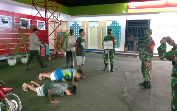 Upaya TNI-Polri Dalam Pemantauan Prokes di SPBU Nogosari