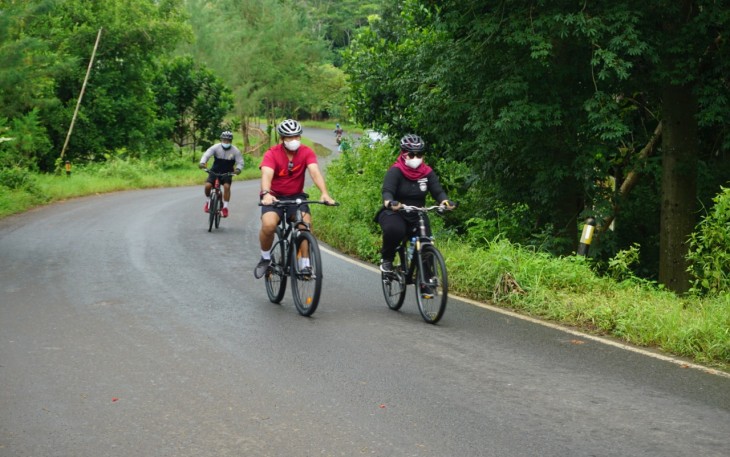 Dandim 0736/Batang Letkol Arh Yan Eka Putra Bersama Ibu Ketua Persit Cabang XXIV Dim Batang Ny Ratih Angga Apriani gowes bareng