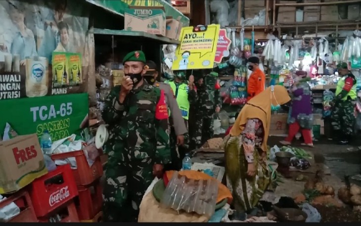 Tim Penegak Protokol Kodim 0715/Kendal bersama Polres Kendal dan instansi terkait lainnya menyasar pengunjung dan pedagang Pasar Cepiring