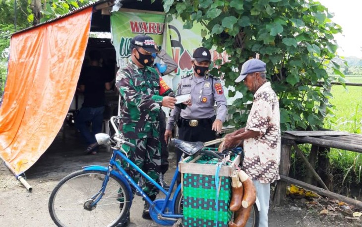 Bati Wanwil Koramil 11/Polokarto Peltu Bambang Suwarno bagikan masker kepada masyarakat
