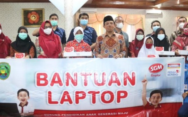 Indomaret Bekerjasama Dengan SGM dan Pemkot Bengkulu Menyerahkan Bantuan Berupa 20 Unit Laptop