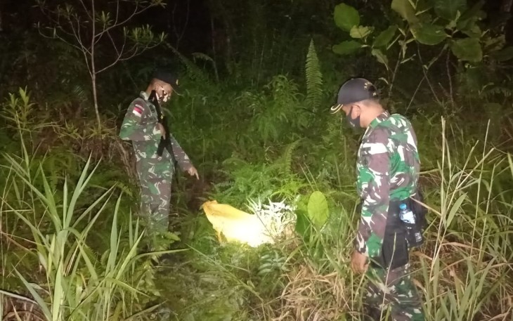 Satgas Pamtas RI-MLY Yonif 407/PK Pos Kotis menemukan barang ilegal berupa minuman keras di sekitar JIPP (Jalan Inspeksi Patroli Perbatasan) Desa Badau, Kecamatan Badau, Kabupaten Kapuas Hulu, Provinsi Kalbar, Malam Tadi, Rabu (03/02/2021).