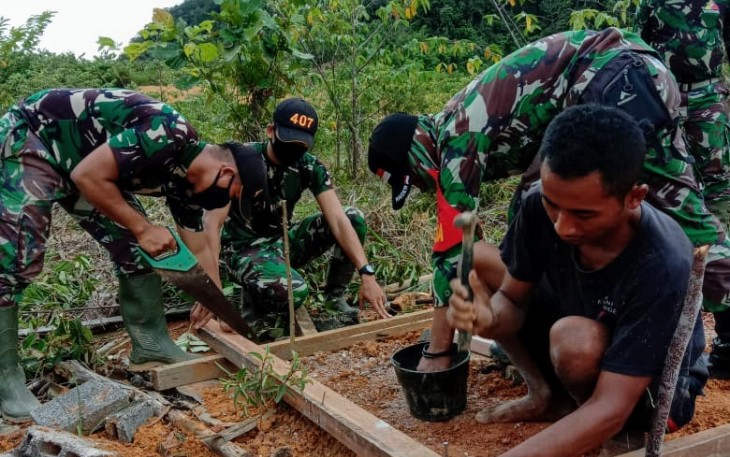 Satgas Pamtas RI-MLY Yonif 407/PK Pos Mentari membantu pembuatan Jamban untuk Bapak Dayat yang berlokasi di Desa Sebindang, Kecamatan Badau, Kabupaten Kapuas Hulu, Kalbar. Kamis (04/02/2021).