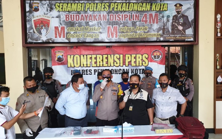 Wakil Kepala Polres Pekalongan Kota Kompol Gangsar Subagyo di Pekalongan beserta Jajarannya  saat konferensi pers Kamis sore, 4/2/2021